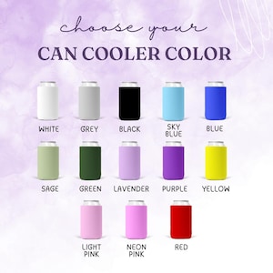 Op de afbeelding: Afbeelding met een verscheidenheid aan blikjeskoelers in verschillende kleuren: wit, grijs, zwart, hemelsblauw, blauw, salie, groen, lavendel, paars, geel, lichtroze, neonroze en rood. Tekst: "Kies je BLIKJESKOELER KLEUR."