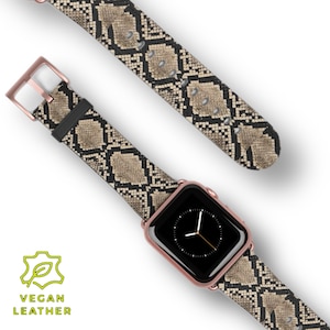 Könnte beinhalten: Eine roségoldene Smartwatch mit schwarzem Bildschirm und einem veganen Lederarmband mit Schlangenmuster. Das Armband hat einen Schnallenverschluss und ist beige, schwarz und grau. Das Bild enthält auch den Text "VEGAN LEATHER" und ein Blattlogo.