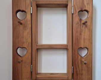 Vintage Holz Wandregal mit Herz Ausschnitt Türen, Zapfenhaken