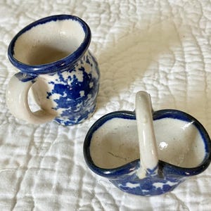 Jarra/cesta de cerámica miniatura vintage de gres azul y blanco moteado, hecha a mano y firmada.
