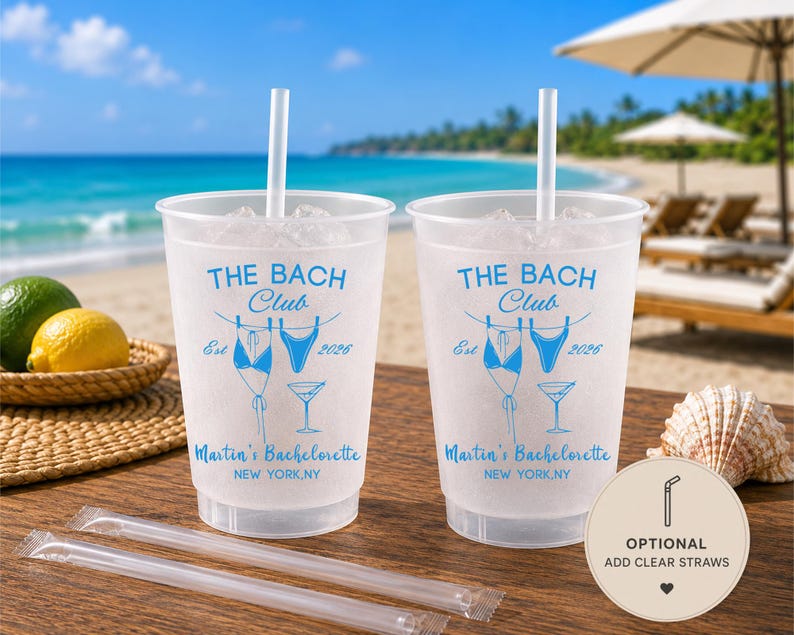 Może przedstawiać: Dwa matowe plastikowe kubki z białymi słomkami, każdy z niebieskim napisem THE BACH Club Est 2026, Martin's Bachelorette, NEW YORK, NY oraz grafiką dw&oacute;ch bikini na sznurku do bielizny i kieliszkiem do martini, z dwiema dodatkowymi słomkami.