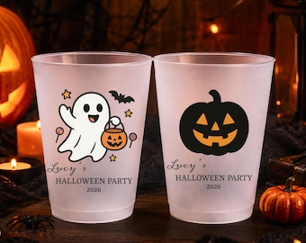 以下が含まれることがあります： ハロウィーン柄のすりガラス風プラスチックカップ2個。片方にはカボチャのバケツを持った白いお化けと星やキャンディが、もう片方には黒いジャック・オー・ランタンが描かれています。両方のカップに「Lucy's HALLOWEEN PARTY 2026」という文字が入っています。