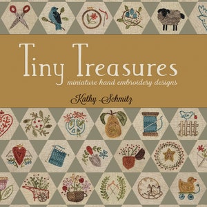 Puede incluir: Portada del libro "Tiny Treasures" de Kathy Schmitz, con diseños de bordado a mano en miniatura. Muestra imágenes bordadas de un pájaro, ovejas y flores, dispuestas en un patrón hexagonal, con el título en letras grandes y elegantes.
