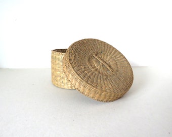 Primitive Vintage Early 20th Century Indigenous Native American Woven Sweetgrass Basket with Lid