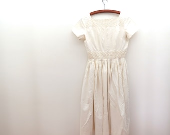 Antique Vintage 1940's dress in white cotton with beautiful floral embroidery.