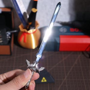 Accesorio metálico para abrir buzones con la Espada Maestra de Zelda: réplica en miniatura para fans de Zelda, idea de regalo única para gamers de Zelda, decoración de escritorio.