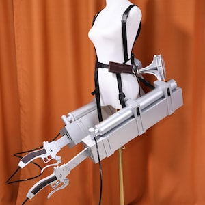 Replica ODM di Attack on Titan, equipaggiamento per manovra verticale 3D a grandezza naturale, in PVC espanso, con fondine per lame e bombole di gas, per collezionisti di appassionati di anime.