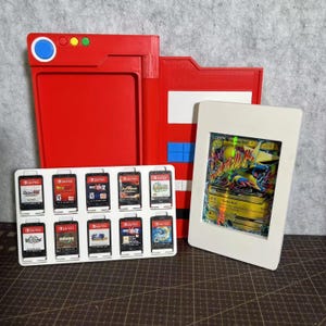 Caja de almacenamiento de tarjetas de entrenador retro, organizador impreso en 3D para mazos de cartas de criaturas, cartuchos de juego, coleccionables, regalo para él, accesorio de exhibición de escritorio