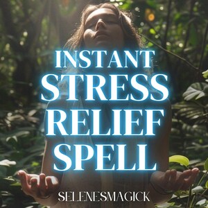 以下が含まれることがあります： 「INSTANT STRESS RELIEF SPELL」というテキストが青く光る画像。 閉じた目と開いた手をした人物が、緑豊かな葉に囲まれています。 下部には「SELENESMAGICK」の文字があります。