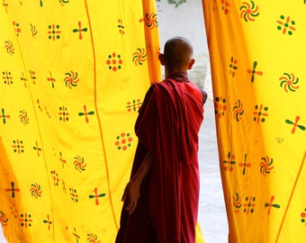 Mirando hacia adentro / hacia fuera - Bután - impresión 5x7 en estera 8x10, fotografía de Bután, fotografía de bellas artes, arte de pared budista, arte de meditación, yoga