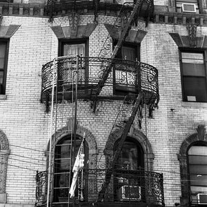 NYC IV - papier 8 x 10, Photographie noir et blanc traditionnel, new york city fire escape noir et blanc photographie