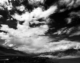 Ladakh - foto 5 x 7 en alfombra 8 x 10, ladakh fotografía, fotografía de paisajes blanco y negro, arte budista de la pared, fotografía de la nube