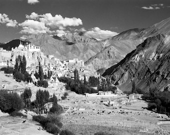 LAMAYURU - 5 x 7 en estera de 8 x 10, fotografía en blanco y negro, fotografía blanco y negro de ladakh, india fotografía, monasterio budista
