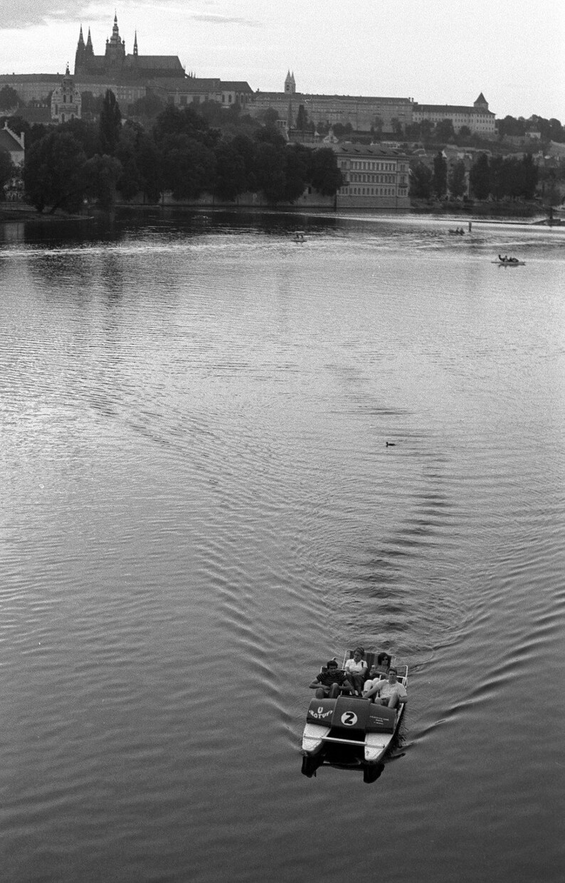 Una tarde perezosa en Praga fotografía tradicional en blanco y negro, papel de 8 x 10, fotografía blanco y negro de Praga imagen 2