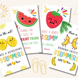 Può includere: Quattro biglietti di auguri a tema estivo con illustrazioni di frutta. Un biglietto presenta limoni con il testo "You're the zest!" e "Have a refreshing summer." Altri biglietti mostrano un'anguria, una fragola e banane.