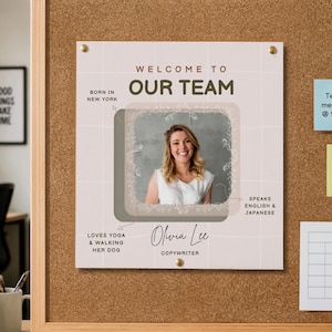 Può includere: Un cartello quadrato di presentazione del team con una foto centrale di una persona sorridente in un top bianco. Il testo recita Welcome to Our Team, Born in New York, Speaks English & Japanese, Loves Yoga & Walking Her Dog, Olivia Lee, Copywriter.