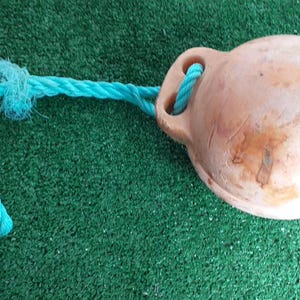 Bouée trouvée sur la plage avec corde – Décoration nautique côtière – Objet trouvé dans l'océan