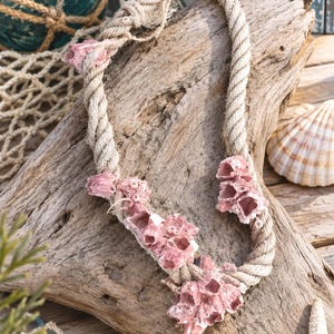Corde de plage vintage ornée de balanes roses, décoration marine, objet trouvé sur la plage, décoration murale rustique de bord de mer, 65 cm