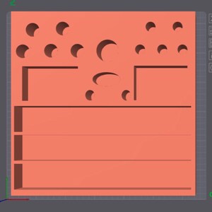 Puede incluir: Una bandeja organizadora rectangular de color salmón que presenta una variedad de recortes, incluyendo múltiples orificios circulares de diferentes tamaños, un recorte ovalado central y tres ranuras rectangulares horizontales largas.