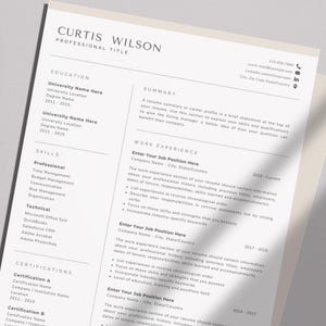 Może przedstawiać: Czarno-biały szablon CV z nazwą Curtis Wilson u góry. CV jest podzielone na sekcje dotyczące wykształcenia, umiejętności, doświadczenia zawodowego i certyfikatów. Ten szablon został zaprojektowany, aby pomóc osobom poszukującym pracy w tworzeniu profesjonalnego i wizualnie atrakcyjnego CV.
