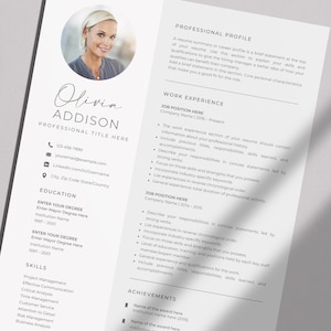 Può includere: Un modello di curriculum vitae in bianco e nero con una foto professionale di una donna. Il curriculum vitae è diviso in sezioni per il profilo professionale, l'esperienza lavorativa, l'istruzione, le competenze e i risultati. Il testo include il nome Olivia Addison, il titolo professionale qui e le informazioni di contatto.
