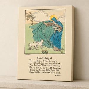 Puede incluir: Un lienzo rectangular con una ilustración de Santa Brígida con una capa azul, dos corderos y una pequeña criatura en un paisaje verde con un sol amarillo. Debajo de la imagen, el texto dice Saint Brigid junto a un poema.