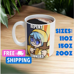 Könnte beinhalten: Eine weiße Keramiktasse mit einer bunten Illustration einer Comicfigur, die einen gelben Regenmantel trägt und ein Kreuz hält. Der Text "Repent Sinners" ist auf die Tasse gedruckt. Die Tasse ist in den Größen 11oz, 15oz und 20oz erhältlich.