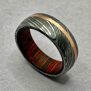 Alliance pour homme en acier damas 8 mm avec incrustation personnalisée | Bague damas faite main