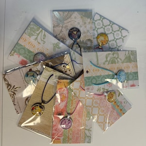 Collares de cartas Pokémon recicladas