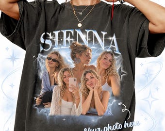 Puede incluir: Una camiseta de manga corta gris carbón con un estampado gráfico que incluye el texto SIENNA y YOUR PHOTO HERE. El diseño presenta un collage de cuatro fotografías de una persona, rodeado de rayos azules y estrellas.