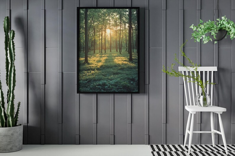 Großformatiger Kunstdruck mit detaillierter Waldszene und magischen Lichteffekten, ein eindrucksvolles Highlight für alle, die Natur und Waldlandschaften lieben.