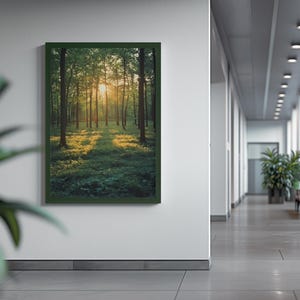Elegantes Waldposter mit einer mystischen Lichtung und weichen Sonnenstrahlen, perfekt als beruhigende Wanddekoration für moderne Wohnräume, Büros oder Meditationsbereiche.