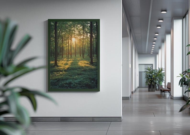 Elegantes Waldposter mit einer mystischen Lichtung und weichen Sonnenstrahlen, perfekt als beruhigende Wanddekoration für moderne Wohnräume, Büros oder Meditationsbereiche.
