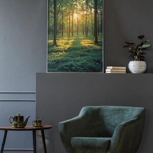 Traumhafter Posterprint einer stillen Waldlichtung mit Lichtspiel und beruhigender Stimmung – eine zeitlose Wanddekoration für Wohnzimmer, Schlafzimmer oder kreative Studios.