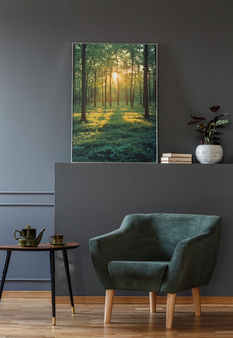Traumhafter Posterprint einer stillen Waldlichtung mit Lichtspiel und beruhigender Stimmung – eine zeitlose Wanddekoration für Wohnzimmer, Schlafzimmer oder kreative Studios.