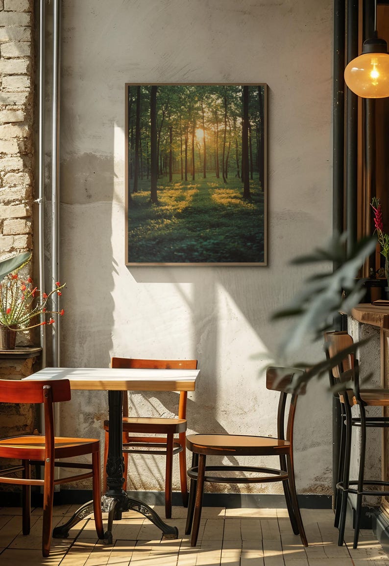 Hochwertiger Kunstdruck einer stillen Waldlandschaft, in der Sonnenstrahlen durch die Äste dringen und die Schönheit und Gelassenheit der Natur ins Zuhause holen.