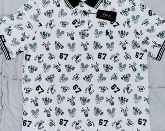 Polo Ralph Lauren Tennis All Over Print Polo Shirt BNWT 67 PRLC Verde Blanco Corte Clásico Talla Grande Raro Diseñador Estilo Preppy Streetwear Camisa para Hombre