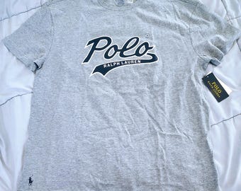 Camiseta Polo Ralph Lauren gris con logo en cursiva, talla M, corte clásico, nueva con etiquetas, algodón suave, diseño urbano, camiseta gráfica informal para hombre.