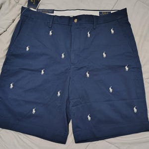 Pantaloncini Polo Ralph Lauren taglia 35, nuovi con etichette, blu navy, con ricamo pony su tutta la superficie, elasticizzati, vestibilità classica, modello chino da uomo, estivi.