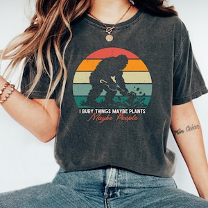 Puede incluir: Una taza de cerámica blanca con un asa negra y el texto "But First, Coffee" en negro, en negrita. La taza está sobre una superficie blanca.