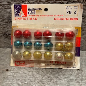 Vintage glänzende Brite Miniatur-Weihnachtsbaumschmuck 18 1970er Jahre mehrfarbiger Quecksilberglas-Federbaum-Dekor.