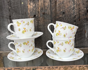 マーサ スチュワートのティーカップとソーサー 3 枚セット、Everyday France ミルクガラス、花柄、黄色、紫色の花、ティーカップ、新品同様。