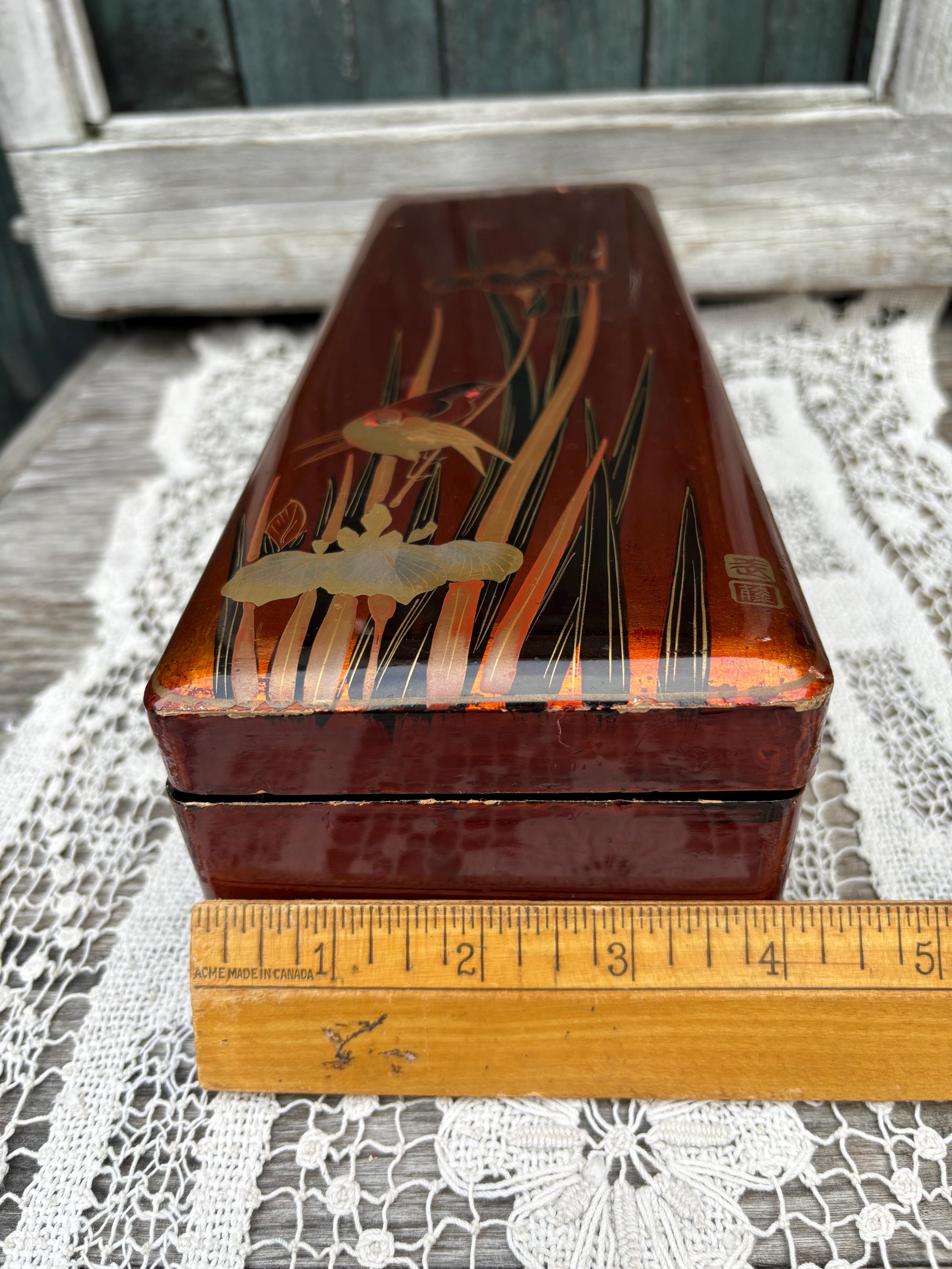 20世紀初頭のアンティークな日本製漆器箱。小物入れ。手袋は付属しま