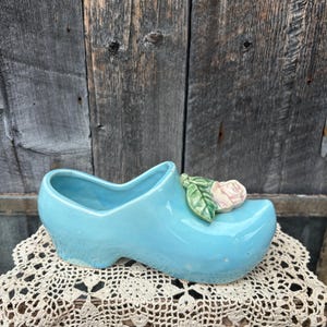 Mid Century 1950 McCoy Keramik türkisfarbener Keramik holländischer Schuhpflanzer aus Holz mit rosa Rose - Vintage 1950er Jahre Blumentopf Botanische Wohnkultur