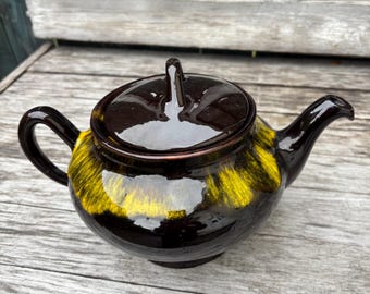 Brązowy ceramiczny czajniczek z żółtym ociekaczem wyprodukowany w Kanadzie, 3-4 filiżanki, żółto-brązowy wystrój kuchni, zabytkowe czajniczki, styl retro farmhouse. Wyszczerbiony.