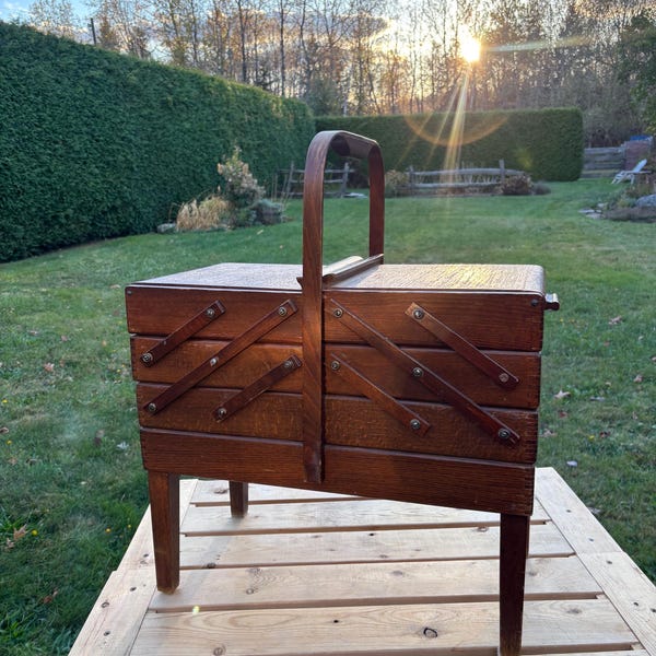 Vintage art-deco houten naaidoos met poten