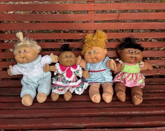 KIES... Cabbage Patch Kids 2004-poppen. Blauw of roze of groen of rood. Moet schoon zijn. Zoals het is.
