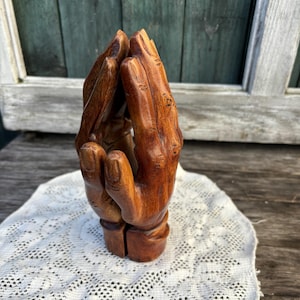 Drewniane, rzeźbione dłonie w stylu vintage, figurka złożona z modlących się rąk w stylu vintage, rzeźbiona w drewnie figurka z dwiema dłońmi, religijna figurka z dłońmi w stylu vintage, dekoracja w postaci dłoni.