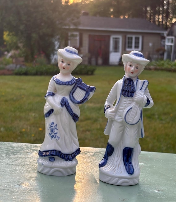 Vintage Delft Porzellan Figuren, Mann und Frau spielen Musikinstrumente, Mandoline und Harfe