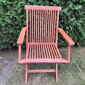 Chaises de jardin pliantes en bois, boîte d&#39;origine, coussin neuf inclus. Fauteuil vintage en bois marron des années 1990. Signes d&#39;usure.